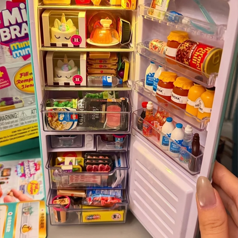 Kids Toys Brands - ミニブランドズ フィル・ザ・フリッジ プレイセット、レトロなミニ冷蔵庫おもちゃ、ミニサプライズボール付き、かわいいコレクタブルミニチュアキッズギフト